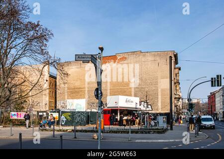 Ketels Grill. Chiosco fast food accanto al vecchio firewall dell'edificio sullo stand vuoto a Mitte, Berlino Foto Stock