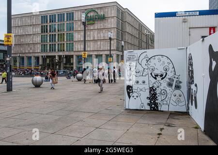 Galeria Kaufhof negozio e cantiere di un nuovo alto edificio ad Alexnderplatz, Mitte, Berlino. Foto Stock