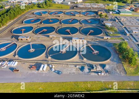 Vista aerea del ricircolo dei fanghi del serbatoio del chiarificatore solido nell'impianto di trattamento delle acque nelle vicinanze della grande città Foto Stock