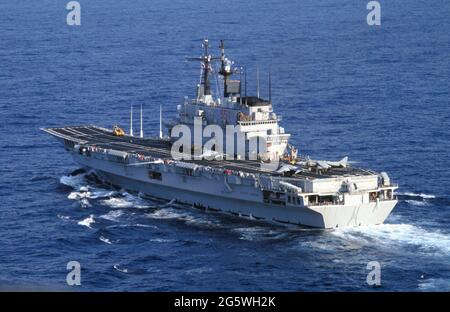 Marina militare Italiana, portaerei Garibaldi in navigazione - Marina militare italiana, portaerei Garibaldi in navigazione Foto Stock