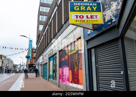 Chiuso e imbarcato su negozi in High Street a Southend on Sea, Essex, UK, con proprietà commerciale di lasciare segno e Marcus Rashford graffiti arte Foto Stock