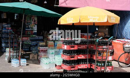 Bevande analcoliche bottiglie d'acqua Klong Toey Market Wholesale Wet Market Bangkok Thailandia il più grande centro di distribuzione di cibo nel sud-est asiatico Foto Stock