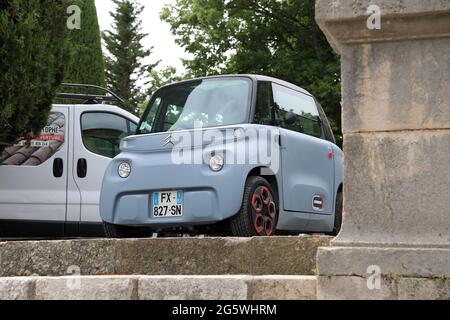 Seillans, Francia - 19 giugno 2021: Primo piano Vista frontale DI UNA piccola Citroen Ami Electric a due posti Micro-City Car parcheggiata nella strada di Seillan Foto Stock