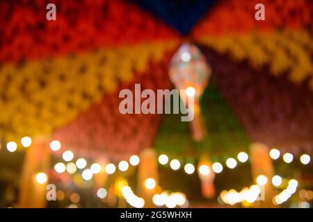 Bandiere colorate e palloncino decorativo per la festa São João, che si svolge nel mese di giugno nel nord-est del Brasile. Sfocato per lo sfondo. Foto Stock