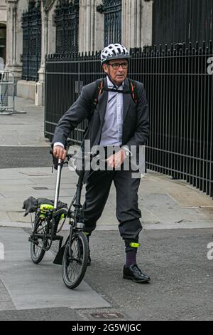 WESTMINSTER LONDRA 30 giugno 2021. Bernard Jenkin, deputato conservatore, Harwich e North Essex arrivano alle Camere del Parlamento con la sua moto. Credit amer Ghazzal/Alamy Live News Foto Stock