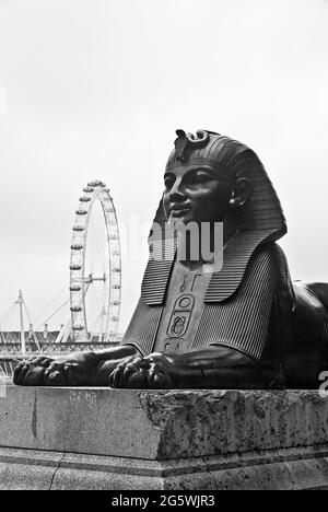 Cleopatras Sphinx con il London Eye Foto Stock