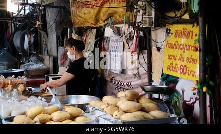 Mango Sticky riso Venditore Klong Toey mercato all'ingrosso mercato umido Bangkok Thailandia più grande centro di distribuzione di cibo nel sud-est asiatico Klong Toey Market Foto Stock