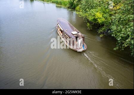 La Liberty Belle barca su una gita turistica in barca il fiume Lynn Union crociere sul fiume Great Ouse a Ely nel vasto paesaggio fen aperto di Cambridgesh Foto Stock