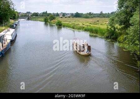 La Liberty Belle barca su una gita turistica in barca il fiume Lynn Union crociere sul fiume Great Ouse a Ely nel vasto paesaggio fen aperto di Cambridgesh Foto Stock