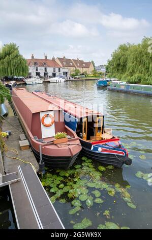 Barche strette ormeggiate sul fiume Great Ouse a Ely Cambridgeshire UK in estate Foto Stock