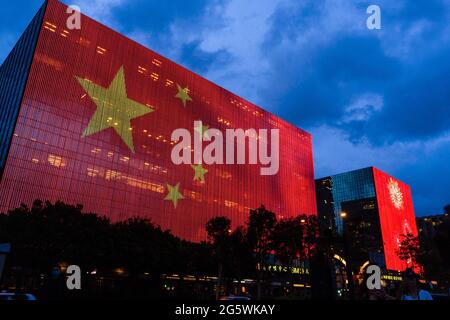 Hong Kong, Cina. 29 Giugno 2021. La bandiera della Cina è stata visualizzata su uno schermo all'esterno di un edificio nel distretto di Tsim Sha Tsui prima del 1° luglio anniversari della consegna di Hong Kong alla Cina e del centesimo anno di formazione del Partito comunista cinese a Hong Kong, in Cina. (Foto di Chan Long Hei/SOPA Images/Sipa USA) Credit: Sipa USA/Alamy Live News Foto Stock