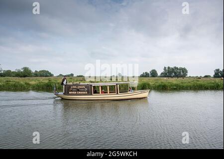 La Liberty Belle barca su una gita turistica in barca il fiume Lynn Union crociere sul fiume Great Ouse a Ely nel vasto paesaggio fen aperto di Cambridgesh Foto Stock