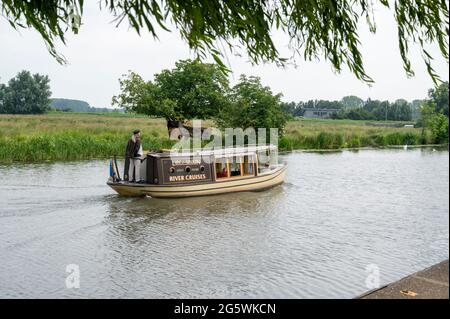 La Liberty Belle barca su una gita turistica in barca il fiume Lynn Union crociere sul fiume Great Ouse a Ely nel vasto paesaggio fen aperto di Cambridgesh Foto Stock