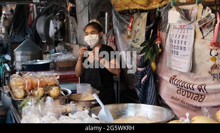 Mango Sticky riso Venditore Klong Toey mercato all'ingrosso mercato umido Bangkok Thailandia più grande centro di distribuzione di cibo nel sud-est asiatico Klong Toey Market Foto Stock