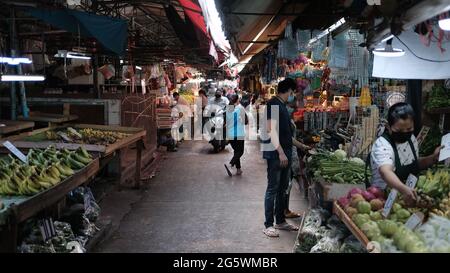 Vendita di frutta e verdura al mercato all'ingrosso di Klong Toey mercato umido Bangkok Thailandia più grande centro di distribuzione di cibo nel sud-est asiatico Foto Stock