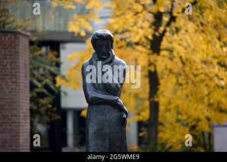 Il monumento Heinrich Heine "Sinender Heine" nel campus dell'Università di Duesseldorf Foto Stock