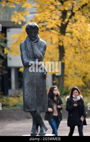 Il monumento Heinrich Heine "Sinender Heine" nel campus dell'Università di Duesseldorf Foto Stock