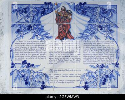 Piastrelle azzurre azulejos con la storia di San Giacomo (Santiago) su un murale sul Camino in Portogallo. Foto Stock