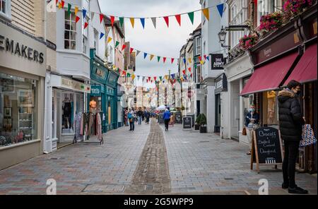 Negozi e conchetting nell'area solo pedestrain a Butchers Row a Salisbury, Wiltshire, Regno Unito, il 29 giugno 2021 Foto Stock