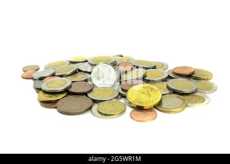 Monete di paesi diversi e denominazioni diverse su sfondo bianco. Primo piano monete europee e americane di paesi diversi. Backgroun Foto Stock