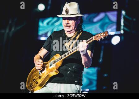 MILANO SUMMER FESTIVAL, MILANO, ITALIA: Il chitarrista, compositore e musicista messicano americano Carlos Santana ha suonato in diretta sul palco del Festival estivo di Milano per il suo "Divination Tour" 2018. Foto Stock