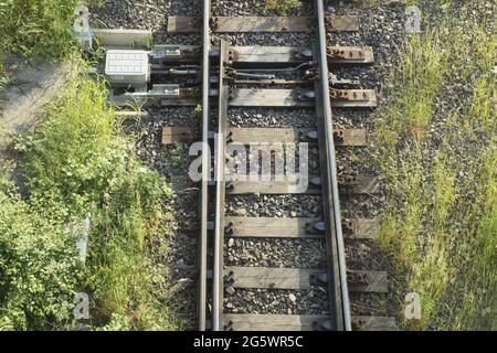 Deviatore meccanico dei binari ferroviari. Il meccanismo è un interruttore ferroviario elettrico moderno. Frecce di primo piano Foto Stock