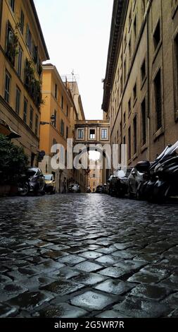 tutte le strade conducono a roma, anche se bagnate come questa Foto Stock