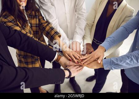 Gruppo di lavoro di affari diverso che lavora freelance le mani maschili e femminili insieme Foto Stock