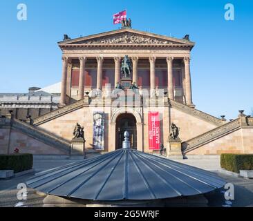 Berlino, Germania - Febbraio 13, 2017: Il neoclassico edificio della vecchia galleria nazionale. Foto Stock