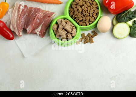 Concetto di alimenti biologici per animali domestici su sfondo bianco testurizzato Foto Stock