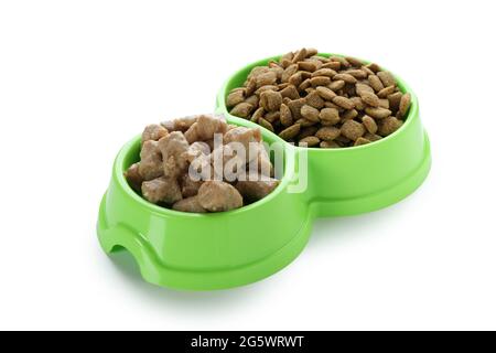 Alimenti per animali domestici in ciotole isolate su sfondo bianco Foto Stock