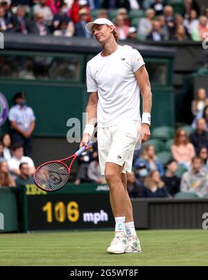 Kevin Anderson reagisce durante il suo secondo round GEN's singles match contro Novak Djokovic sul campo centrale il giorno tre di Wimbledon all'All England Lawn Tennis and Croquet Club, Wimbledon. Data immagine: Mercoledì 30 giugno 2021. Foto Stock