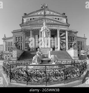 Berlino, Germania - Febbraio 13, 2017: la Konzerthaus di edificio e il memoriale di Friedrich Schiller piazza Gendarmenmarkt. Foto Stock