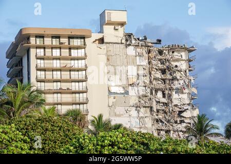 Miami Beach Florida Surfside Champlain Towers condominio edificio crollo crollò danni dopo Foto Stock