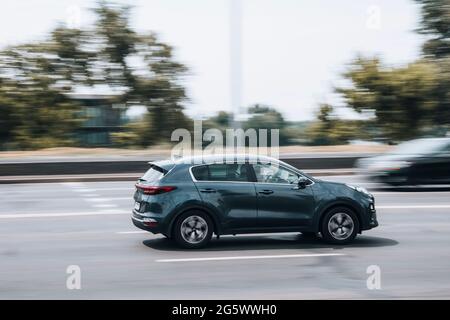 Ucraina, Kiev - 27 giugno 2021: Gray KIA Sportage auto in movimento sulla strada. Editoriale Foto Stock