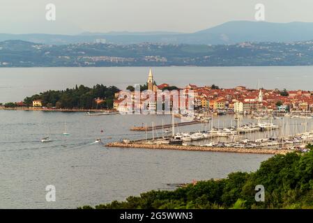 Paesaggio urbano aereo sulla città di Izola Slovenia. Unica piccola cittadina mediterranea nel mare adriatico vicino alla città di Pirano. Foto Stock