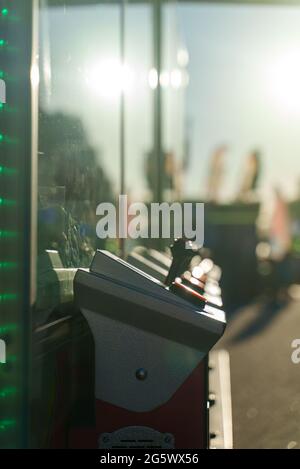 Macchina da gioco a artiglio meccanico. Vista ravvicinata. Foto Stock