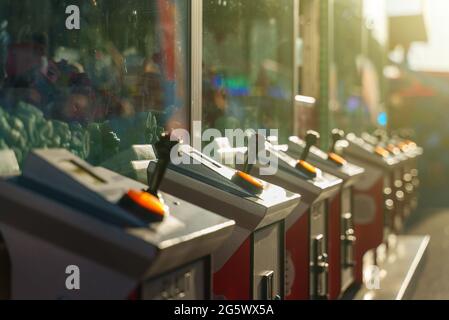 Macchina da gioco a artiglio meccanico. Vista ravvicinata. Foto Stock