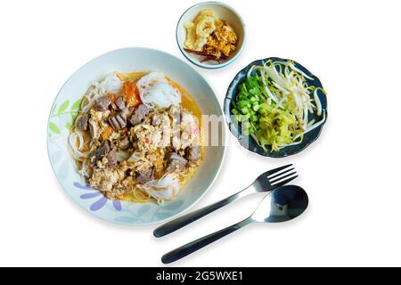 Vista dall'alto dei noodle di riso della cucina tailandese settentrionale con zuppa speziata e verdure Foto Stock