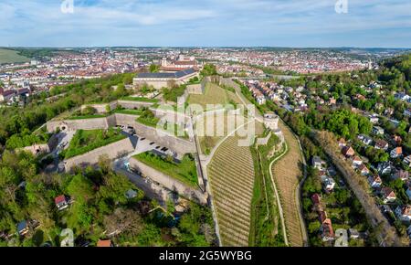 Veduta aerea della fortezza Marienberg e della città di Wuerzburg, Germania Foto Stock