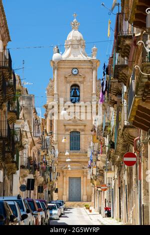 Ragusa, Sicilia, Italia. Vista lungo via Ecce Homo illuminata dal sole fino all'imponente campanile neoclassico della Chiesa di Ecce Homo. Foto Stock