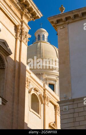 Noto, Siracusa, Sicilia, Italia. Vista ad angolo basso attraverso la stretta apertura alla cupola ricostruita della Cattedrale barocca di San Nicolò. Foto Stock
