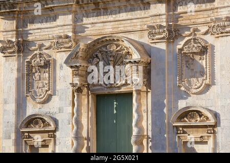 Ortigia, Siracusa, Sicilia, Italia. façade barocca della Chiesa di Santa Lucia alla Badia, Piazza del Duomo, finemente scolpita. Foto Stock