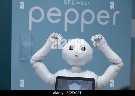 Omotesando, Giappone. 13 giugno 2014. Pepper, il consumatore emotivo di SoftBank, è in mostra presso il Softbank Store Omotesando a Tokyo.il 28 giugno, la società Softbank ha annunciato tagli di lavoro nel suo business globale di robotica e ha interrotto la produzione del suo robot Pepper annunciato nel 2014. (Foto di Damon Coulter/SOPA Images/Sipa USA) Credit: Sipa USA/Alamy Live News Foto Stock