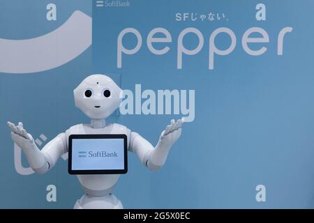 Omotesando, Giappone. 13 giugno 2014. Pepper, il consumatore emotivo di SoftBank, è in mostra presso il Softbank Store Omotesando a Tokyo.il 28 giugno, la società Softbank ha annunciato tagli di lavoro nel suo business globale di robotica e ha interrotto la produzione del suo robot Pepper annunciato nel 2014. Credit: Damon Coulter/SOPA Images/ZUMA Wire/Alamy Live News Foto Stock