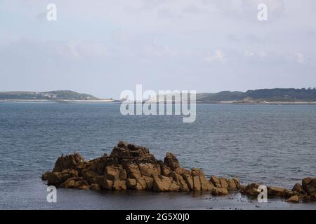 VEW di St Mary's con Bryher e Tresco sullo sfondo, Isles of Scilly, Cornovaglia, Regno Unito Foto Stock