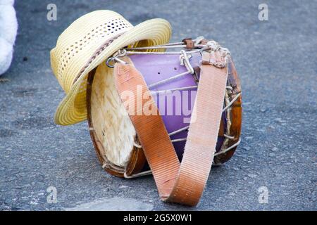 Oliveira, Minas Gerais, Brasile - 8 agosto 2018: Dettaglio degli strumenti a percussione caratteristici del festival del rosario Foto Stock