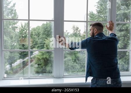 L'uomo sconvolto sentendosi solo o pensando ai problemi. Cattivi sentimenti stress, ansia, dolore, emozioni Foto Stock