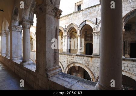 CROAZIA, DUBROVNIK. IL PALAZZO SPONZA È STATO ERETTO NEL XVI SECOLO. IL SUO STILE È RINASCIMENTALE. IL CORTILE INTERNO O L'ATRIO È DOMINATO Foto Stock