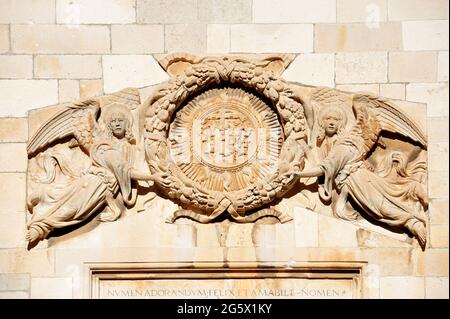CROAZIA, DUBROVNIK. IL PALAZZO SPONZA È STATO ERETTO NEL XVI SECOLO. IL SUO STILE È RINASCIMENTALE. IL CORTILE INTERNO O L'ATRIO È DOMINATO Foto Stock